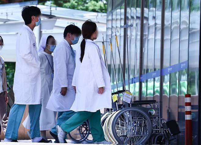 16일 서울 시내의 한 대학병원에서 의료진들이 이동하고 있다./뉴시스