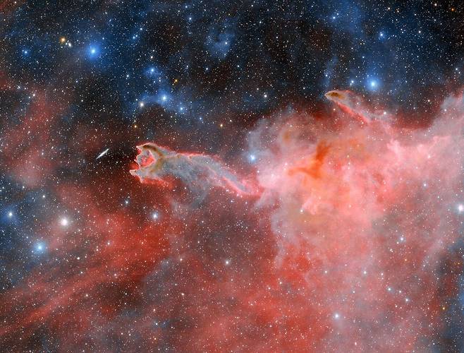 미국 국립과학재단(NSF) 광학적외선천문연구소(NOIRLab)는 최근 지구에서 1300광년(光年·1광년은 빛이 1년 가는 거리로 약 9조4600억㎞) 떨어진 CG 4 혜성형 구상체 사진을 공개했다./NOIRLab