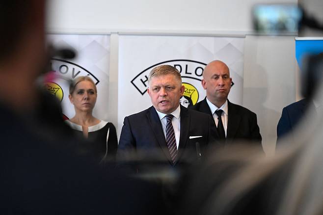 15일(현지 시각) 슬로바키아 수도 브라티슬라바 외곽에서 로베르트 피초 총리(59)가 기자회견하는 모습. 회견 직후 총리는 총격을 당했다./ 로이터 연합뉴스