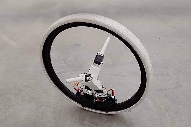 김주형 미국 어바나 샴페인 일리노이대(UIUC) 전기컴퓨터공학과 교수 연구팀이 개발한 ‘링봇(Ringbot)’./일리노이대