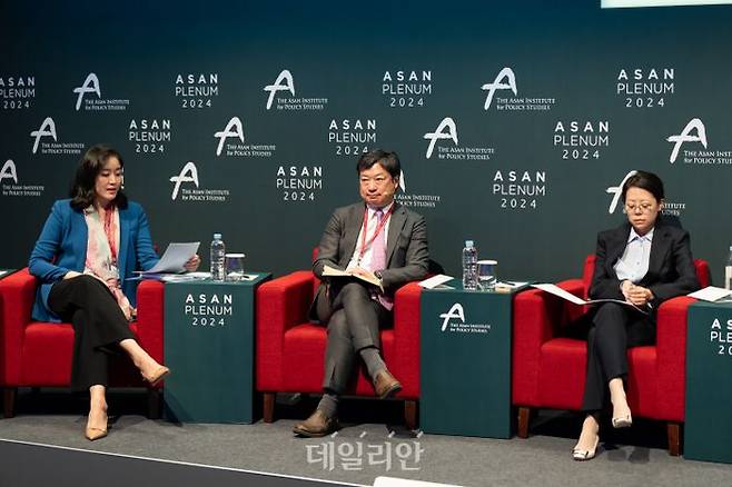 아산정책연구원이 14일 서울 한 호텔에서 개최한 '아산 플래넘 2024'의 3번째 세션에서 '아시아의 인화점-대만해협과 남중국해'를 주제로 전문가들이 토론을 벌이고 있다. (왼쪽부터) 김두연 신미국안보센터(CNAS) 선임연구위원, 짐보 켄 게이오대학교 교수, 엘렌 김 미국 전략국제문제연구소(CSIS) 선임연구원. ⓒ아산정책연구원