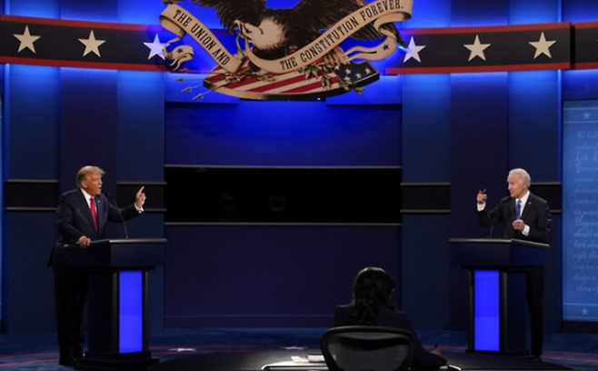 조 바이든(오른쪽) 미국 대통령과 도널드 트럼프 전 대통령이 2020년 10월 22일 TV 토론을 하고 있다. ⓒAP/연합뉴스
