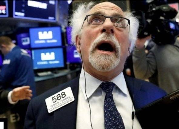 증시 전광판을 보며 입을 벌린 채 놀라는 표정을 짓고 있는 40년 경력의 월가 트레이더 피터 터크먼 씨. 뛰어난 예측 능력에 덥수룩한 머리, 생동감 넘치는 표정 등을 보유해 ‘월가의 아인슈타인’으로도 불린다. 사진 출처 소셜미디어 ‘X’(옛 트위터)