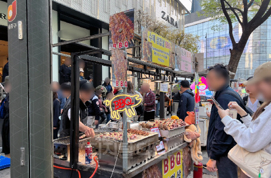 명동대로의 길거리 음식점에 몰린 인파. 사진 이미연 기자