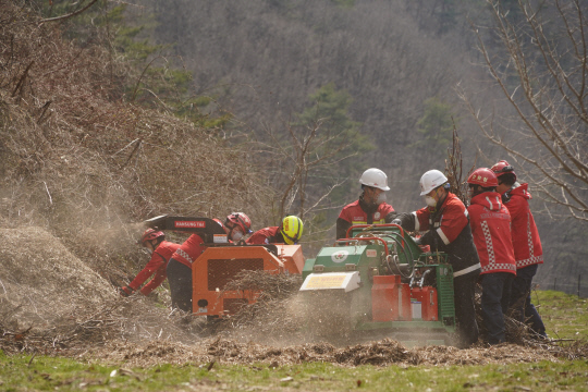 올해 봄철 산불 피해를 줄이는 데 기여한 '영농부산물 파쇄' 장면.



산림청 제공