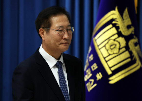 박성재 법무부 장관 후보자가 1월23일 용산 대통령실에서 지명 소감을 발표한 뒤 내려오고 있다. 연합뉴스