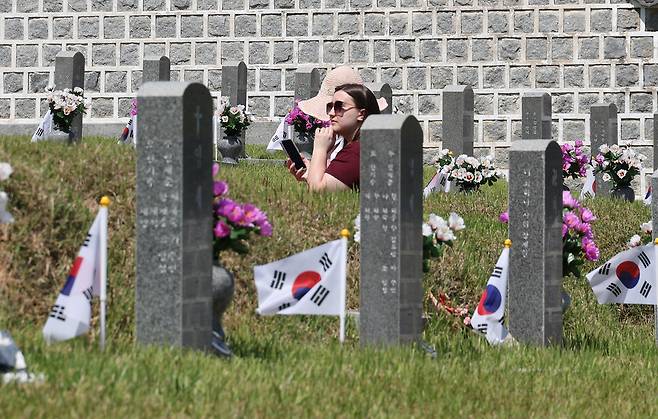 한 외국인이 국립 5·18 민주묘지를 찾아 묘역을 둘러보고 있다. 신소영 기자