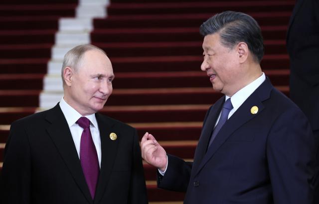 블라디미르 푸틴(왼쪽) 러시아 대통령과 시진핑 중국 국가주석이 지난해 10월 17일 중국 베이징에서 개막한 제3회 일대일로(一帶一路) 국제협력 정상포럼에서 담소하고 있다. 베이징=AP 연합뉴스