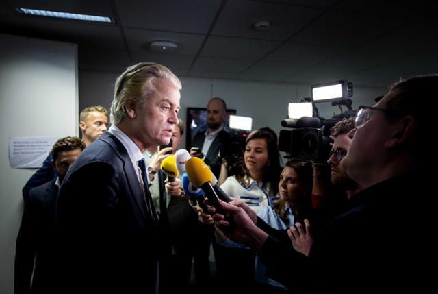 네덜란드 극우 성향 정당인 자유당 헤이르트 빌더르스(왼쪽) 대표가 15일 네덜란드 헤이그에서 기자들과 만나 자유민주당, 신사회계약당, 농민시민운동당과 연립정부 구성에 합의했다고 밝히고 있다. 헤이그=EPA 연합뉴스