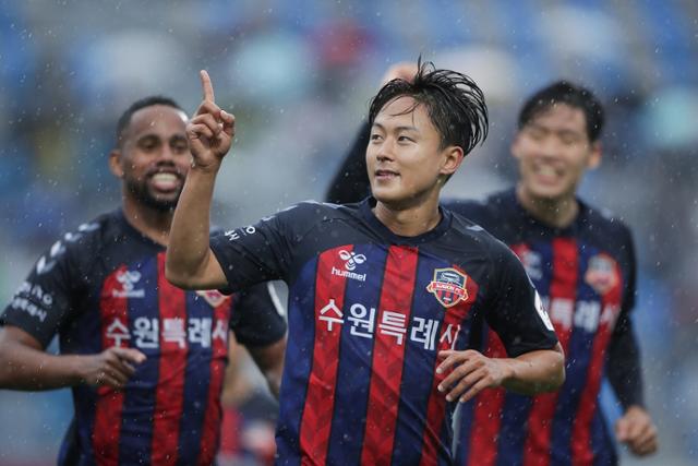 수원FC 이승우가 지난 5일 수원 종합운동장에서 열린 프로축구 K리그1 2024 12라운드 강원FC와 경기에서 후반 골을 넣고 기뻐하고 있다. 한국프로축구연맹 제공
