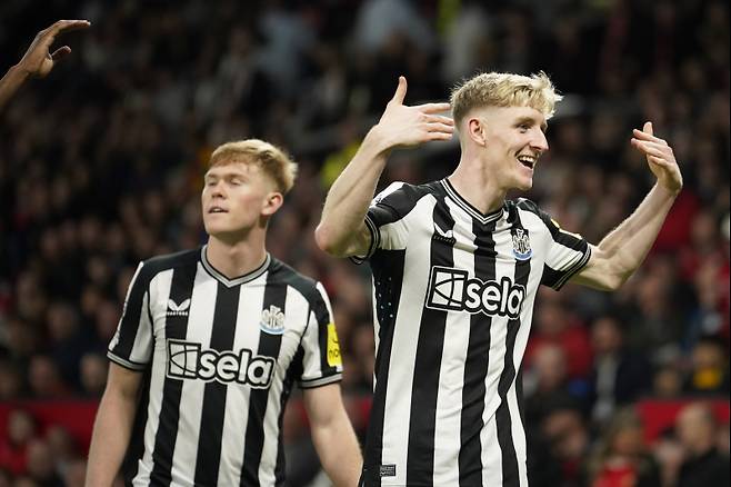 앤서니 고든(오른쪽)이 맨유전 득점 후 기뻐하는 모습. 사진=AP 연합뉴스