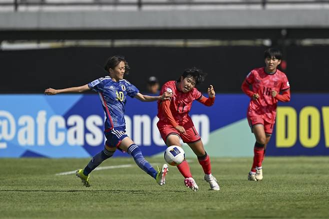 여자 U-17 대표팀이 아시안컵 준결승에서 일본에 0-3으로 패했다. 사진은 상대 선수와 경합 중인 남사랑의 모습. 사진=AFC