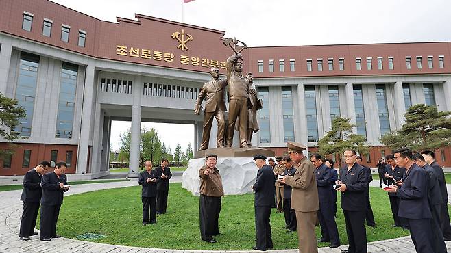 북한 김정은, 완공된 당 중앙간부학교 방문 [연합뉴스 자료사진]