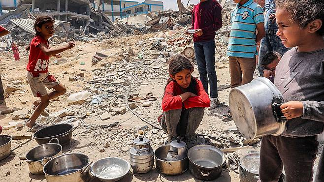 가자지구 남부 도시 칸유니스에서 식량 배급을 기다리는 아이들 [연합뉴스 자료사진]