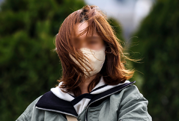 지난 3월 19일 서울 중구 세종대로에서 강한 바람으로 인해 시민들의 머리카락이 날리고 있다. [사진=뉴시스]