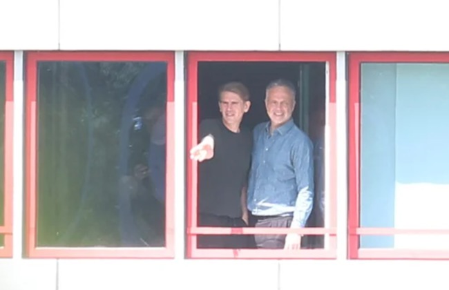 [사진 = 빌트] 프로인트 뮌헨 디렉터(좌)와 투헬 감독의 에이전트 마인킹(우)이 뮌헨 훈련장을 바라보고 있다.