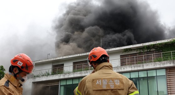 15일 서울 동대문구 용두동 환경자원센터에서 화재가 발생해 연기가 치솟고 있다. 뉴스1