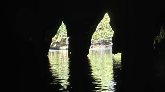 대낮에도 지하강 내부는 깜깜하다. 사진은 동굴 내부를 둘러본 뒤 나가는 길에 찍은 모습. 문현경 기자