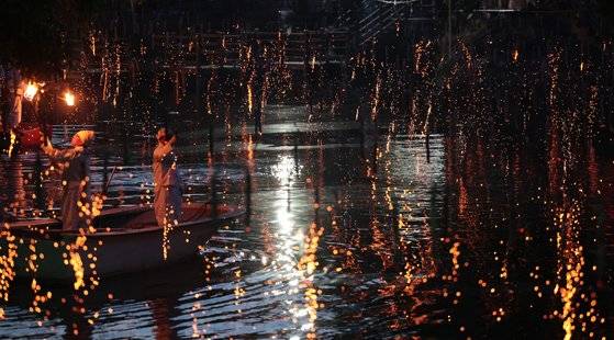 바람에 흩날리는 불꽃. 연합뉴스