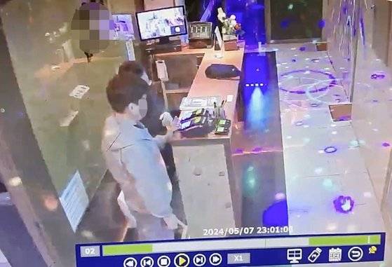 카드 단말기에 허위 정보 입력하는 피의자. 연합뉴스