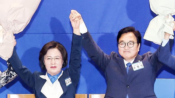 제22대 전반기 국회의장 후보 선출을 경합했던 추미애 당선인과 우원식 국회의장 후보가 16일 오전 국회 의원회관에서 꽃다발을 들고 기념촬영하고 있다. 김성룡 기자