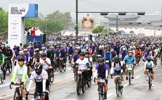 '2023 서울 자전거 대행진'이 열렸던 서울 종로구 세종로에서 참가자들이 일제히 출발하고 있다. [중앙포토]