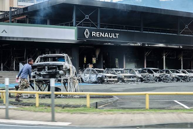 지난 14일(현지시간) 누벨칼레도니 누메아의 프랑스 자통차 제조회사 르노 앞에 세워진 자동차들이 불에 타있다. AFP연합뉴스