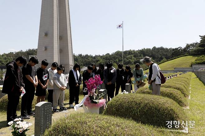5·18 민주화운동기념일을 이틀 앞둔 16일 광주 북구 국립 5·18 민주묘지에서 추모객들이 참배하고 있다. 문재원 기자
