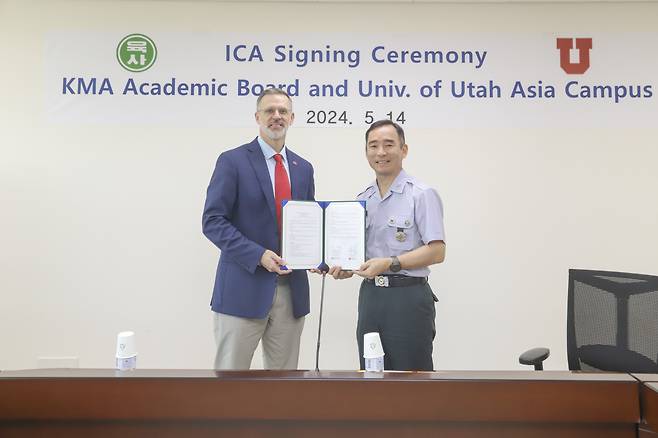 The University of Utah Asia Campus Chief Administrative Officer and Dean of Faculty Executive Officer Gregory C. Hill (left) and Brig. Gen. Jeong Tae-young, dean of the academic board at the Korea Military Academy and a professor in the English department, shake hands at the Korea Military Academy in Nowon District, northern Seoul, after signing a memorandum of understanding to boost cooperation in English education on Tuesday. (KMA)