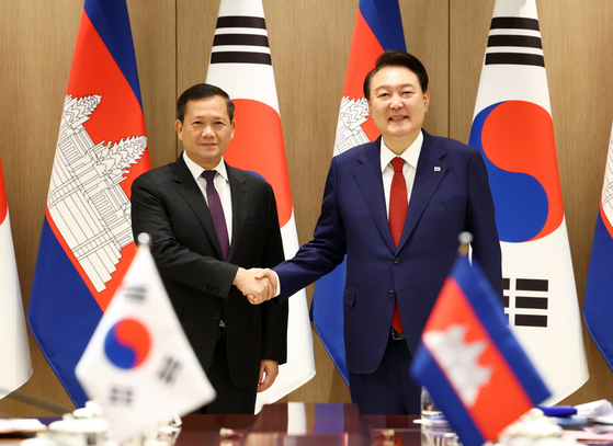 President Yoon Suk Yeol, right, shakes hands with Cambodian Prime Minister Hun Manet during their bilateral summit at the Yongsan presidential office in central Seoul Thursday. [JOINT PRESS CORPS]
