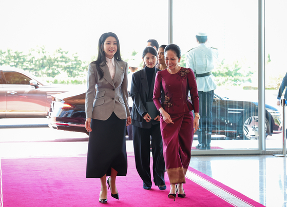 First lady Kim Keon Hee, left, and Cambodia’s first lady Pich Chanmony, wife of Prime Minister Hun Manet, enter the Yongsan presidential office in central Seoul on Thursday. This marks the first time Kim has appeared at an official event in 153 days. [PRESIDENTIAL OFFICE]