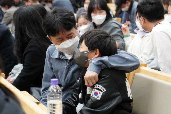 지난해 3월 경기도 성남의 독수리기독교학교에서 열린 조부모초청예배 현장. 독수리기독학교 제공