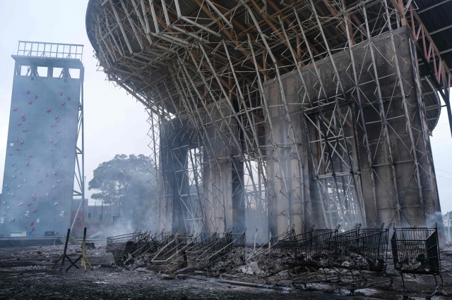 15일(현지시간) 소요 사태가 벌어진 누벨칼레도니 누메아의 암벽이 불에 타 있는 모습. AFP연합뉴스