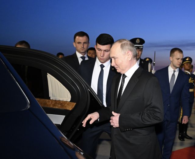 중국을 국빈 방문한 블라디미르 푸틴 러시아 대통령이 16일(현지시간) 베이징에 도착해 차량에 탑승하고 있다. 뉴시스