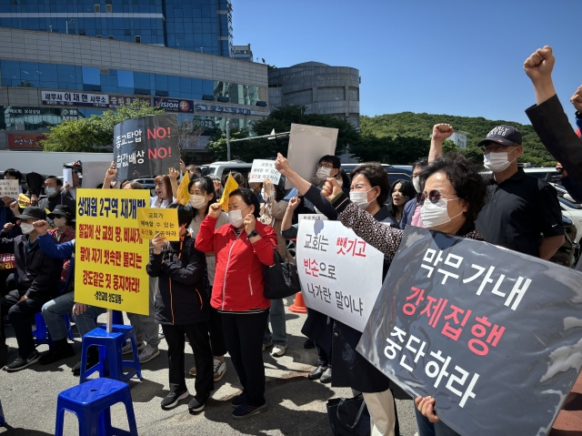 경기도 성남시 상대원2구역 3개 교회 교인들이 16일 열린 기자회견에서 조합의 협의 참석을 요구하고 있다.