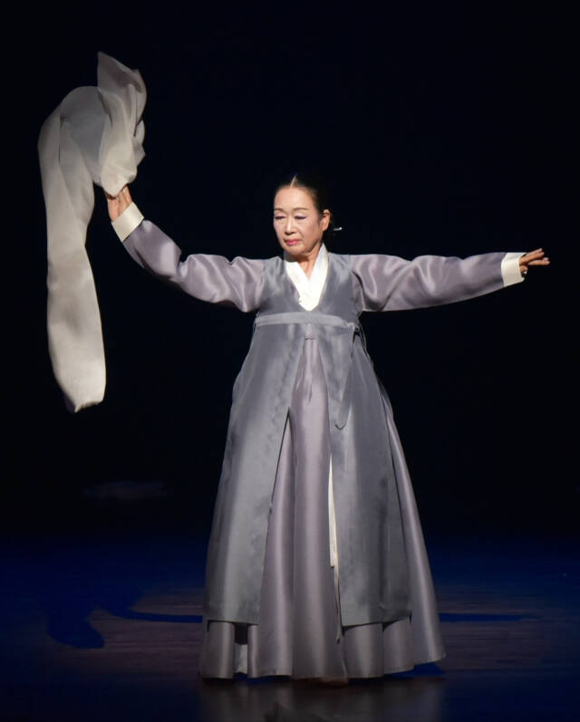 송악 김복련 선생이 무대 위에서 공연을 선보이고 있다. (사)화성재인청보존회 제공