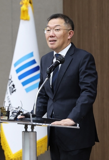 김유철 신임 수원지검장이 16일 오후 경기도 수원시 영통구 수원검찰청사에서 열린 취임식에서 취임사를 하고 있다. 연합뉴스