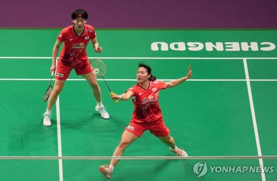 제30회 세계여자단체선수권대회(우버컵) 준결승전에서 인도네시아와 경기를 하는 이소희와 백하나 여자 복식조. 
[신화=연합뉴스]