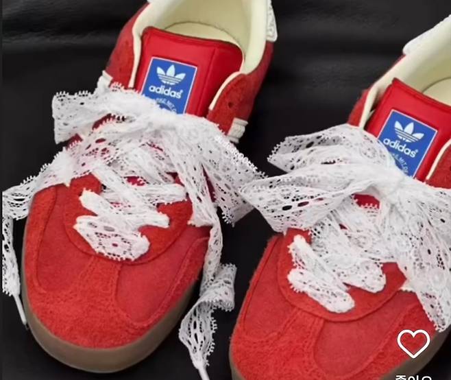 아디다스 운동화를 레이스끈으로 장식한 모습.[사진=인스타그램 갈무리]