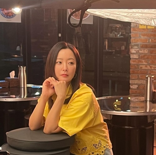 tvN의 새로운 예능 프로그램 ‘밥이나 한잔해’의 첫 방송을 앞두고 시청률 확보를 위한 사전 홍보의 일환으로 분석된다. 사진=김희선 SNS