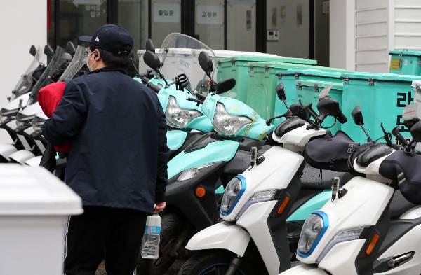 수수료 갈등으로 민주노총 서비스연맹 배달플랫폼노동조합이 파업한 지난 5일 오전 서울 강남구 논현동 배달의민족 자회사 '딜리버리N' 앞에 오토바이들이 주차돼 있다. /사진=뉴스1