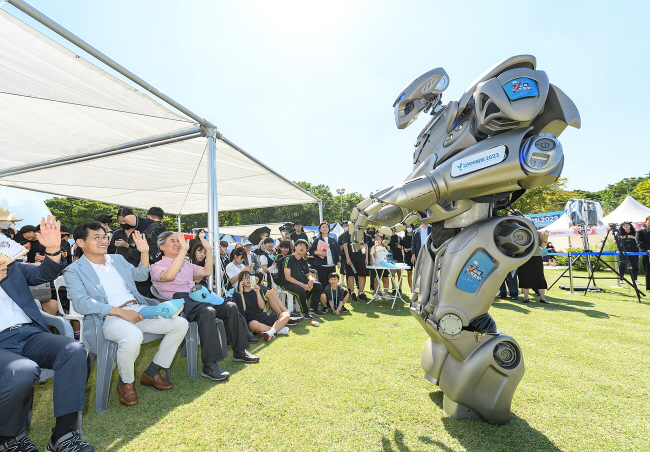 이기재(왼쪽 첫 번째) 서울 양천구청장이 지난해 9월 열린 Y교육박람회에서 ‘타이탄 로봇쇼’를 관람하고 있다.  양천구청 제공