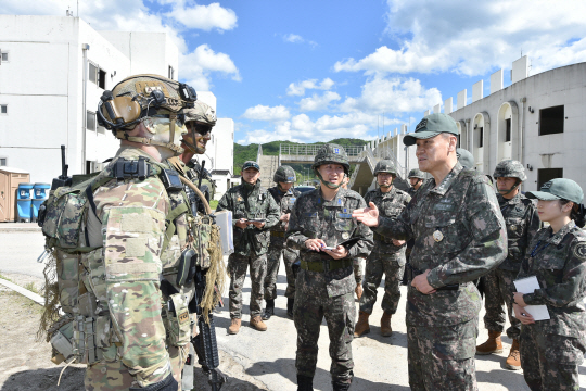 김명수(오른쪽 두번째) 합참의장이 육군 한미 연합 과학화전투훈련에 참여하고 있는 한미 장병들을 격려하고 있다. 합동참모본부 제공