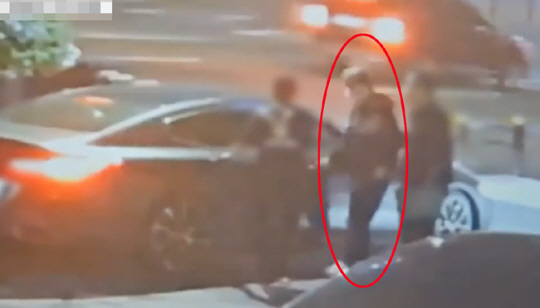 김호중이 자신이 운전하는 흰색 SUV 자동차로 교통사고를 내기 전 주점에서 휘청이며 조수석에 타는 모습. 채널A 보도화면 캡처