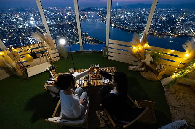 서울스카이 120층 스카이테라스에서 즐기는 '프라이빗 캠크닉'