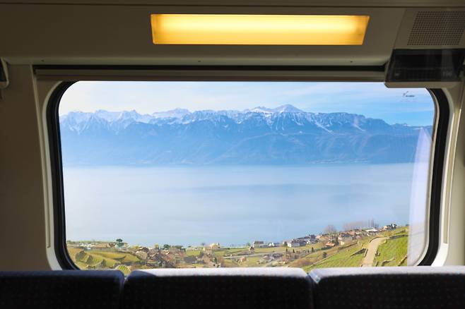 스위스 제네바호수(레만호) 지역 하이라이트 여행. 기차 차창은 실경 영화스크린이 된다.