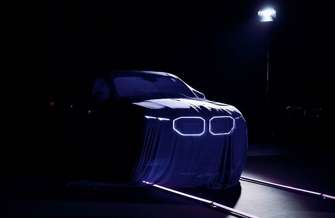 BMW가 현지시간으로 오는 25일까지 프랑스 칸에서 개최되는 ‘제77회 칸 영화제’에 3년 연속 공식 파트너로 참가한다. 영국 슈퍼모델 나오미 켐벨과 협업해 제작한 원-오프 모델 ‘BMW XM 미스틱 얼루어’가 가림막으로 가려져 잇는 모습. [BMW 제공]