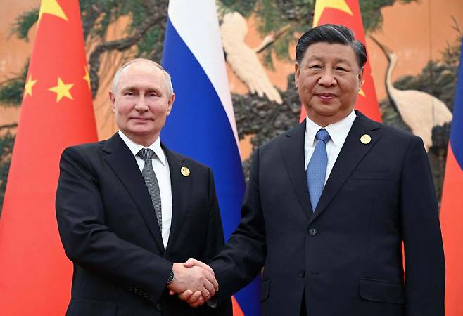 시진핑 중국 국가주석(오른쪽)과 블라디미르 푸틴 러시아 대통령이 지난해 중국 베이징에서 회담하며 악수하고 있다. [스푸트니크 통신 제공] [연합]