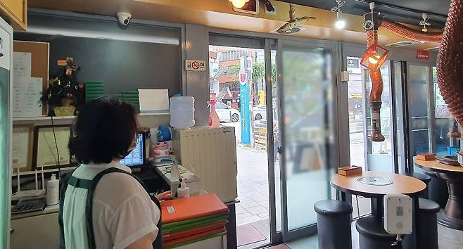 서울의 한 식당 주인이 손님없는 매장내부를 바라보고 있다. [헤럴드DB]