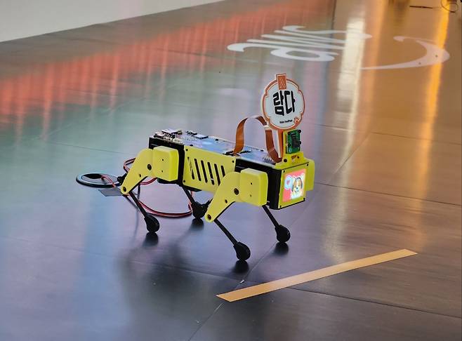 16일 서울 강남구 코엑스에서 열린 'AWS 서밋 서울 2024' 엑스포에서 생성형 AI가 적용된 강아지 로봇이 사람들과 상호작용하고 있다. [권제인 기자/eyre@]